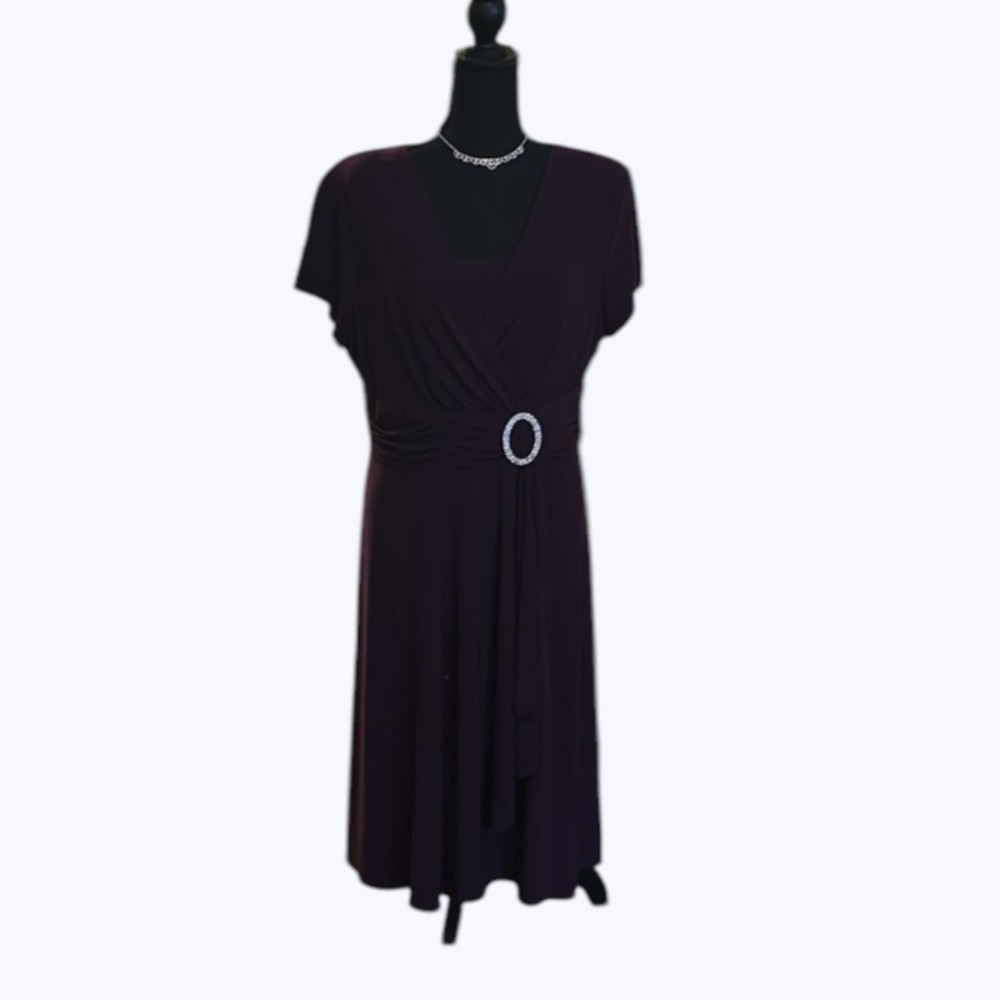 R&M Richards Plum colored short sleeves dress. Flattering style size 18.Like new